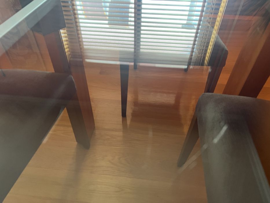 Mesa de jantar em vidro