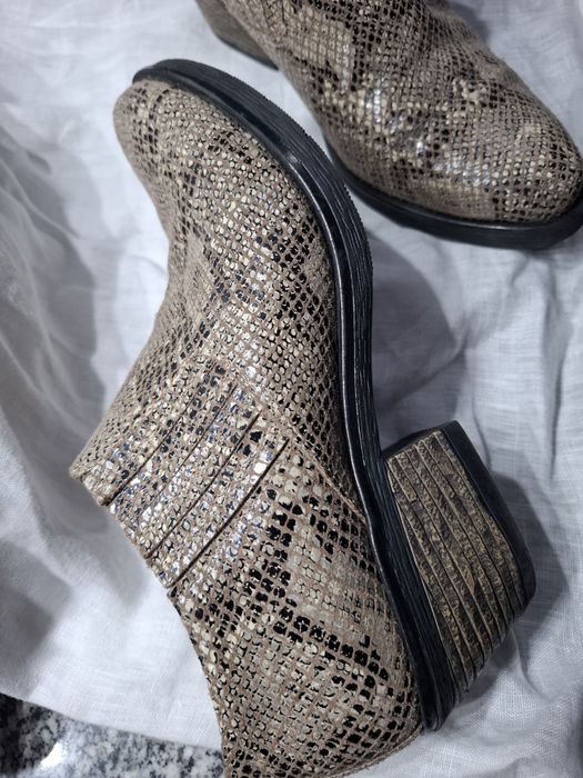 Sapatos abotinados imitação pele cobra.
