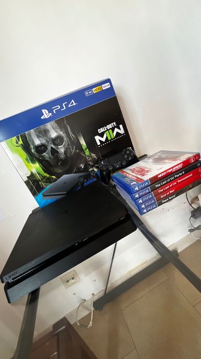PS4 slim + comando DualShock original + jogos