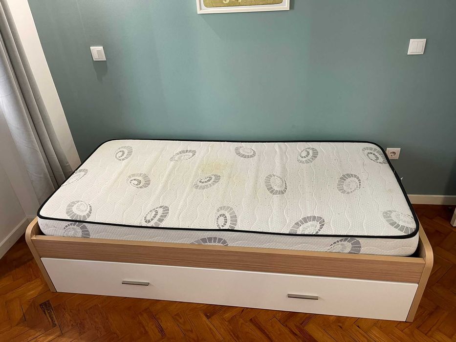 Cama de solteiro com cama-gaveta e colchão