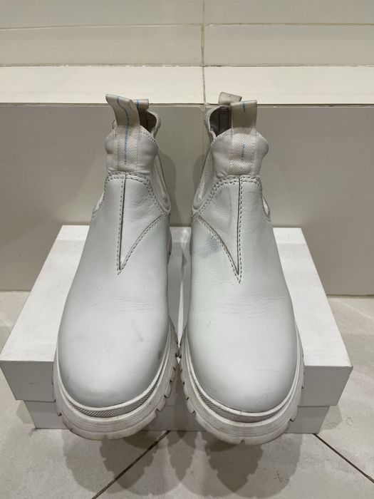 Белые ботинки Prada