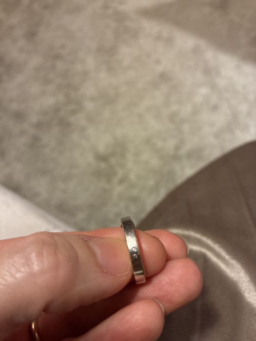 Anel em ouro de 19,2 kt com 40 brilhantes e uma esmeralda contrastado