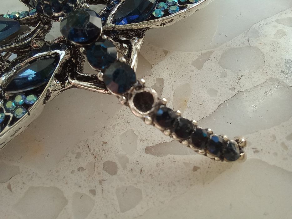 Broszka, agrafka ozdobna z kamieniami.