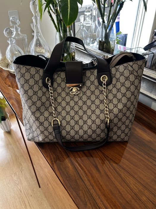 Mala shopper grande com padrão monograma e alças em corrente dourada