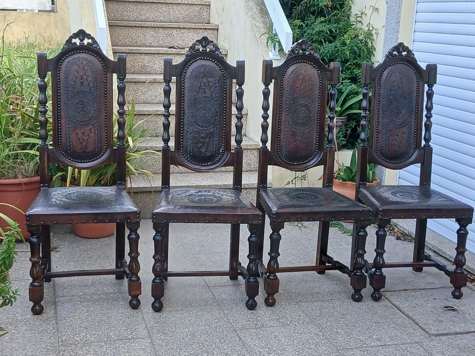 Vendo 4 CADEIRAS de JANTAR em madeira MACIÇA e COURO muito confortáveis. Possibilidade de entrega. Preço de cada 1