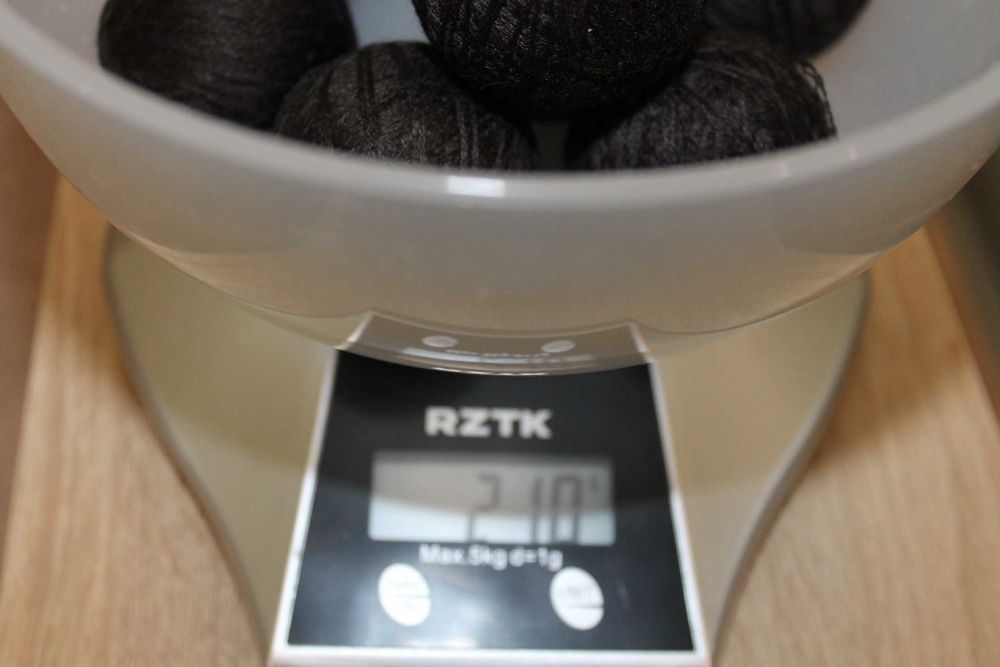 Пряжа для вязания полушерсть. Темно-коричневая 210 грамм