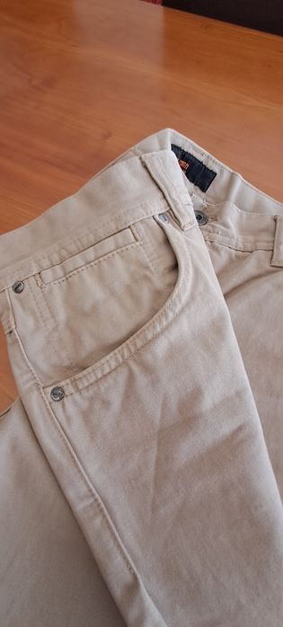 Calças de várias marcas e cores