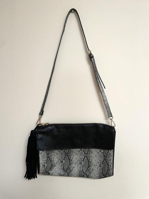 Średniej wielkosci torebka Zara, czarna z węzowym motywem skory