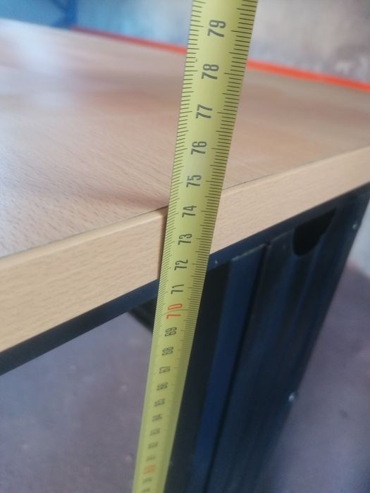 Secretaria em bom estado. Dimensão média.