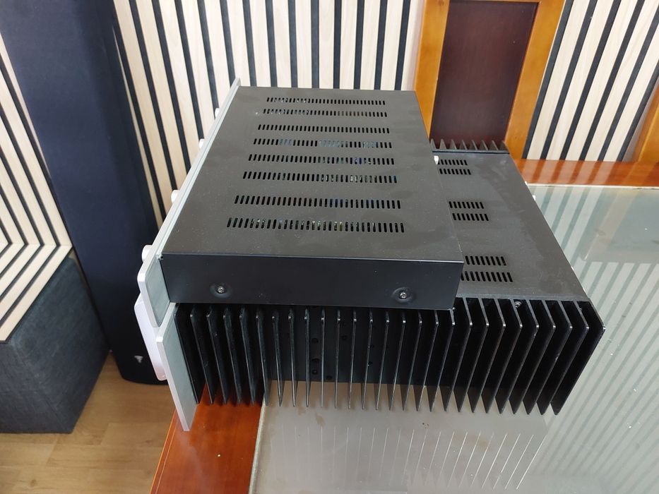Pre SA31 + power SP 311 da Vicent ambos hibridos  conjunto muito musical e potente para  qualquer tipo de coluna