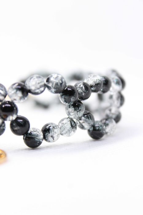 Elegancki naszyjnik typu choker z akrylowymi koralikami i zawieszką