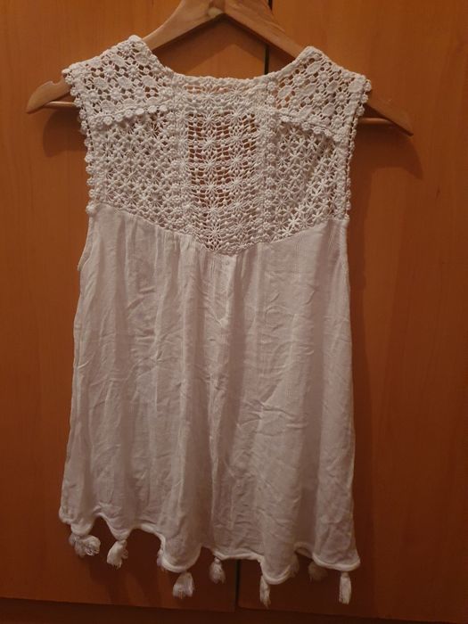 Blusa com renda aperta com fita