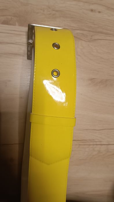 Lakierowany Szeroki Nowy Żółty pasek długość 108cm. Duża kryształowa k