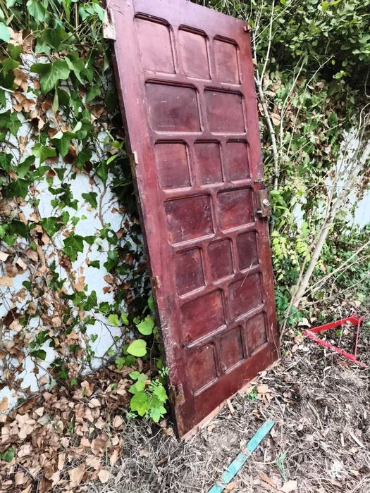 Porta antiga em madeira maciça com painéis – para restauro