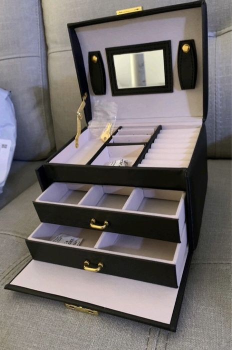 Nowa szkatułka czarna na biżuterię kuferek w kolorze czarnym