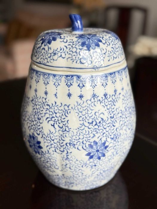 Pote Azul e Branco com Motivo Floral