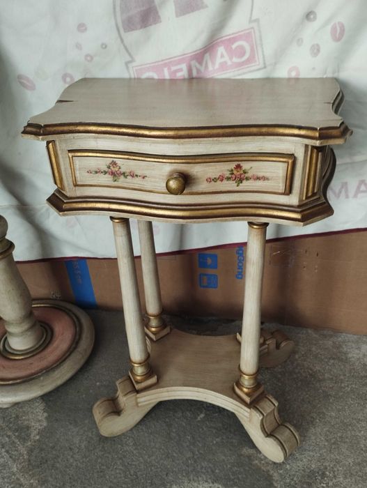 Conjunto de Bengaleiro de pé alto e mesa de apoio em madeira com detalhes dourados