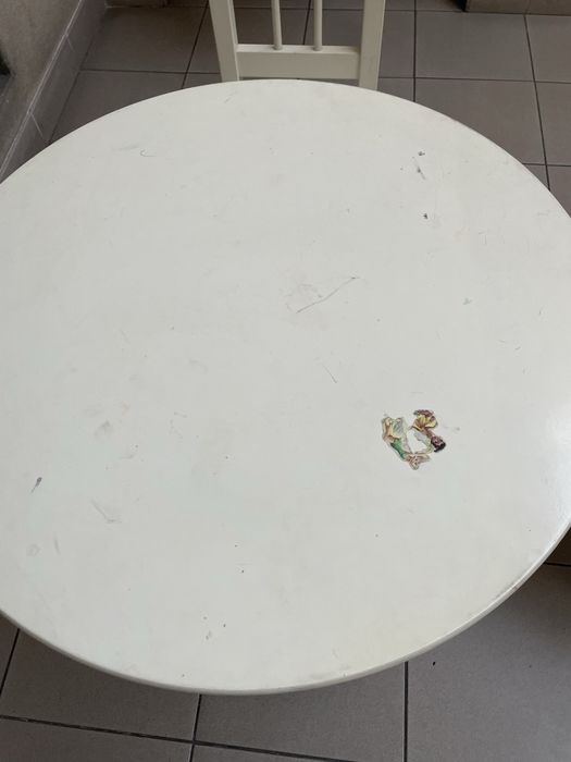 Mesa e cadeiras brancas de criança