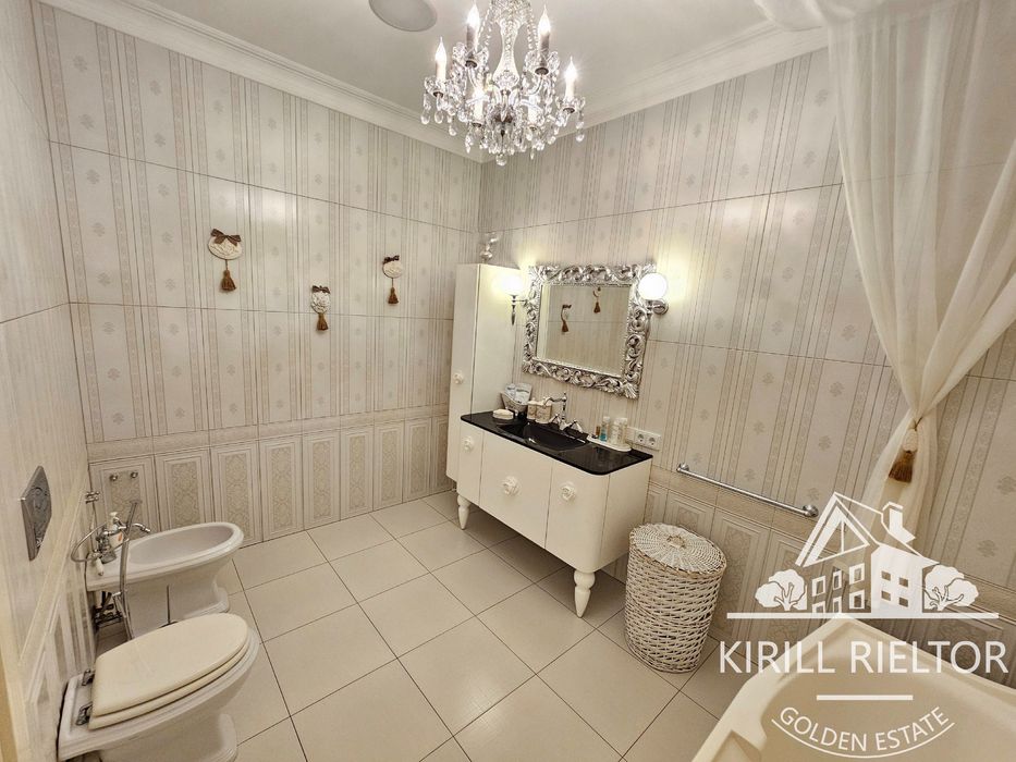 В городке "Золотые Ключи" продается дом с баней и бассейном