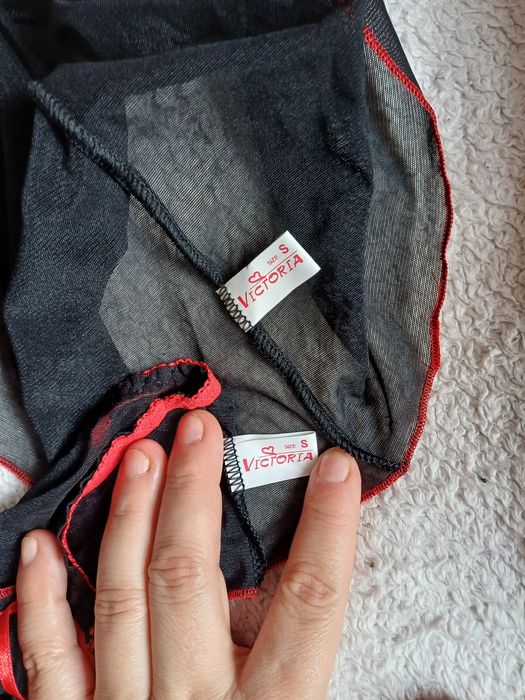 Piękny, przezroczysty czarny komplet z czerwonymi dodatkami – koszulka