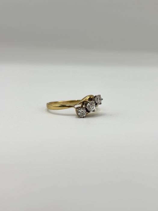 Złoty pierścionek z brylantami 0,38ct