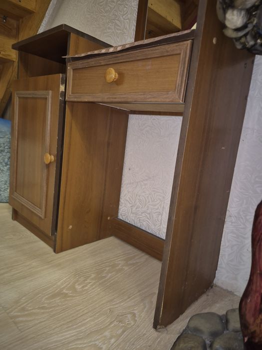 Туалетный столик с зеркалом