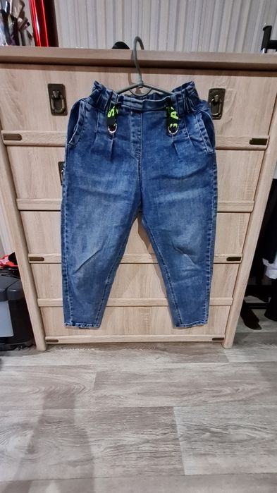 Продам джинсы на девочку.  В хорошем состоянии.