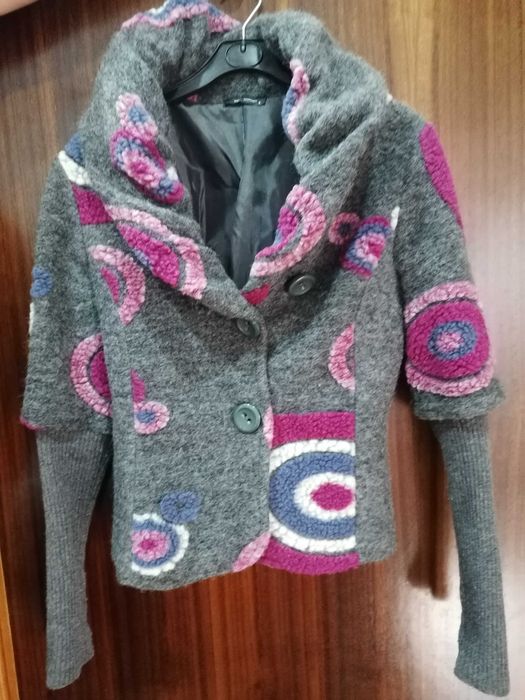 Casaco cinza e rosa de inverno