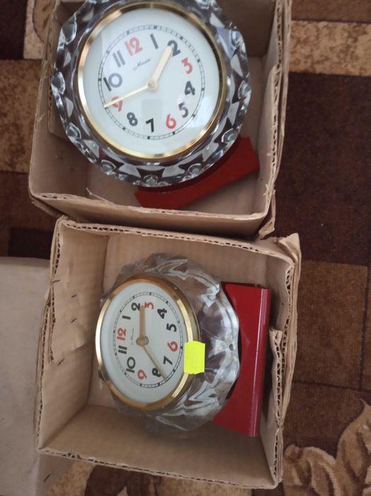 Часы"Маяк" СССР кварц,механика в хрустале,дереве.Новые