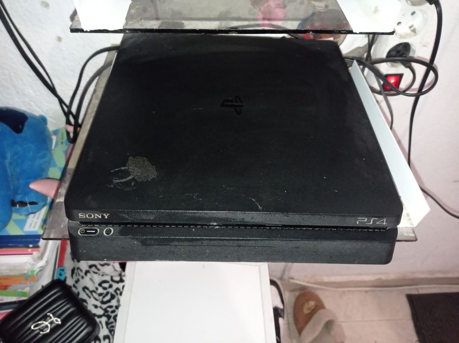 Vendo ps4 com cabo e comando e suporte
