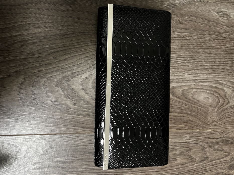 Czarna lakierowana kopertówka