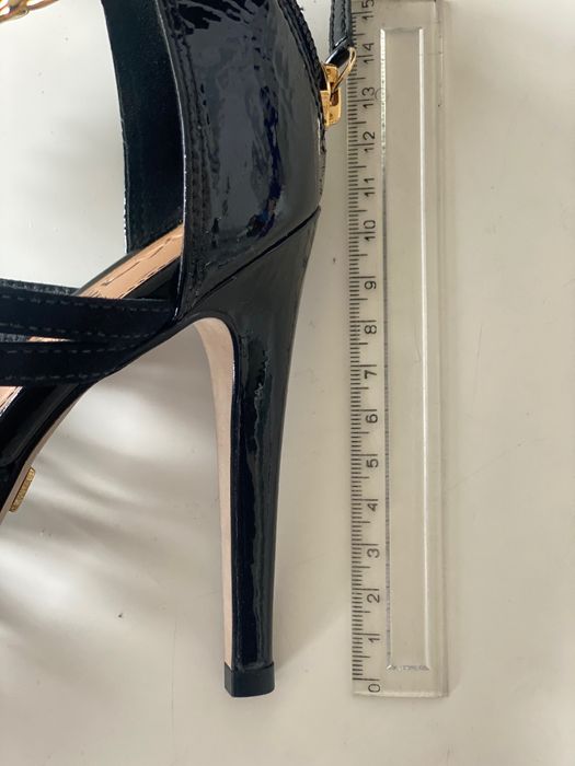 Czółenka Kazar z łańcuchem, skórzane