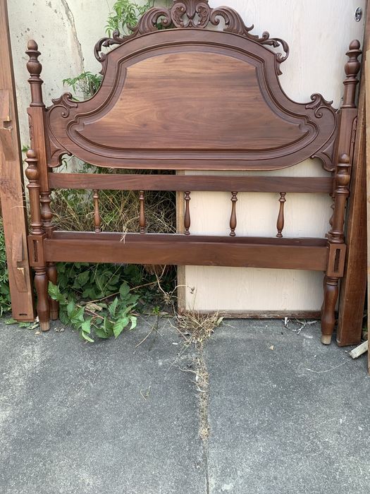 Cama antiga em Mogno