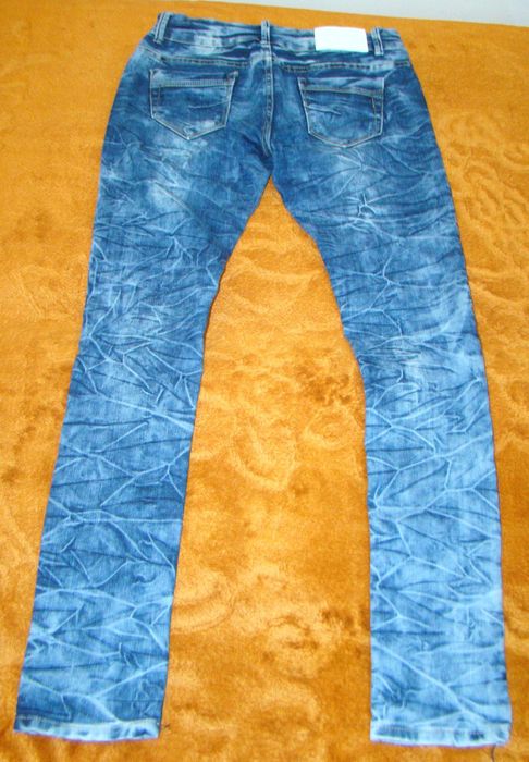 Spodnie dżinsowe z dziurami