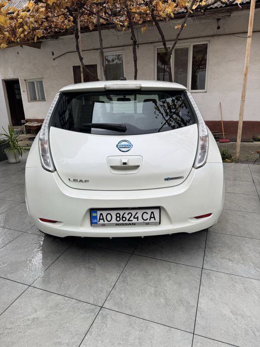 Довгострокова оренда NISSAN LEAF електрокар