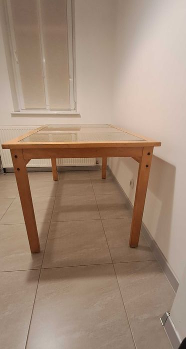 stół drewniany z plecionką wiedeńską, przeszklony, kolor neutralny