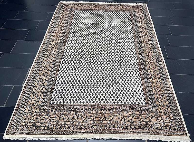 Tapete Persa SAROUGH com padrão MIR original, elaborado manualmente com lã sobre algodão e medidas 295cm x 195cm