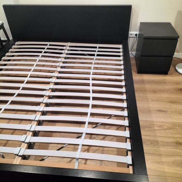 Cama de casal com estrado e mesa de cabeceira