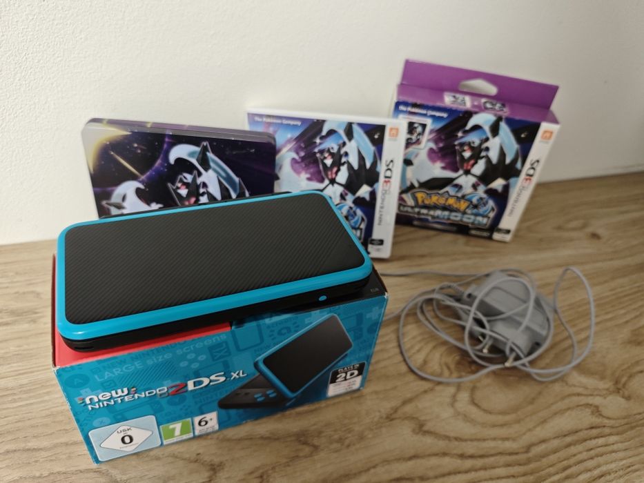 Nintendo 2DS XL + pokemon ultra moon steelbook edition