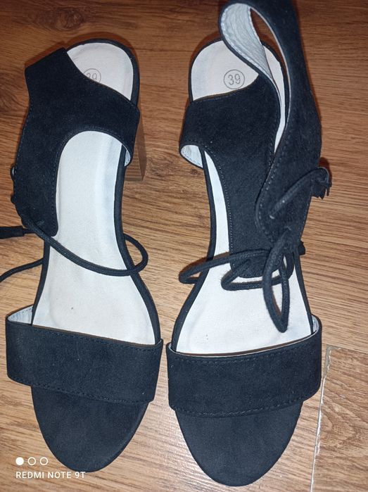 Buty z frędzlami na słupku czarne bez palców