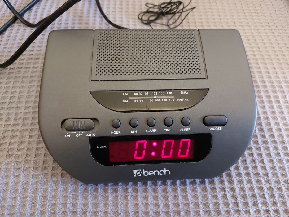 bench радіо-будильнник