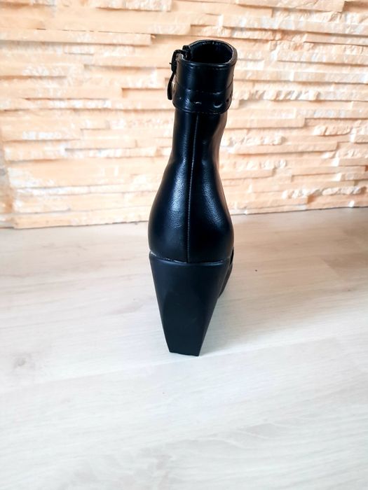 Czarne botki ocieplane