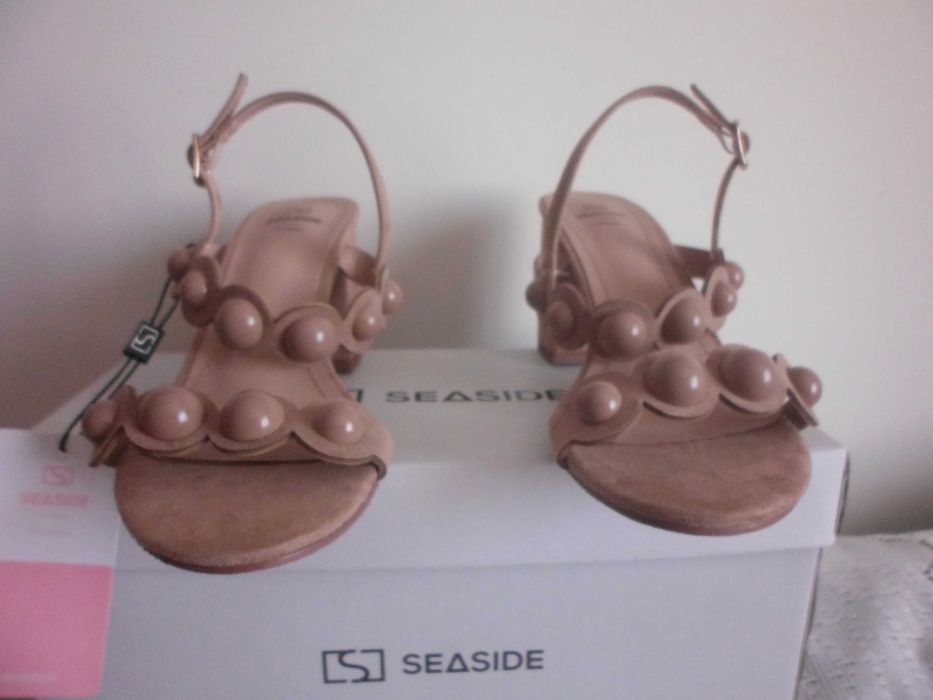 sandálias cor bege novas com etiqueta