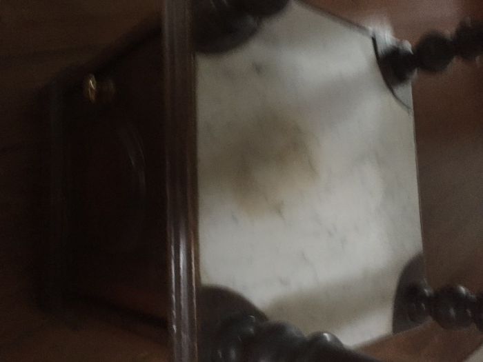 Mesinha de cabeceira muito antiga em bom estado