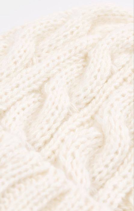 Теплая вязаная молочная шапка