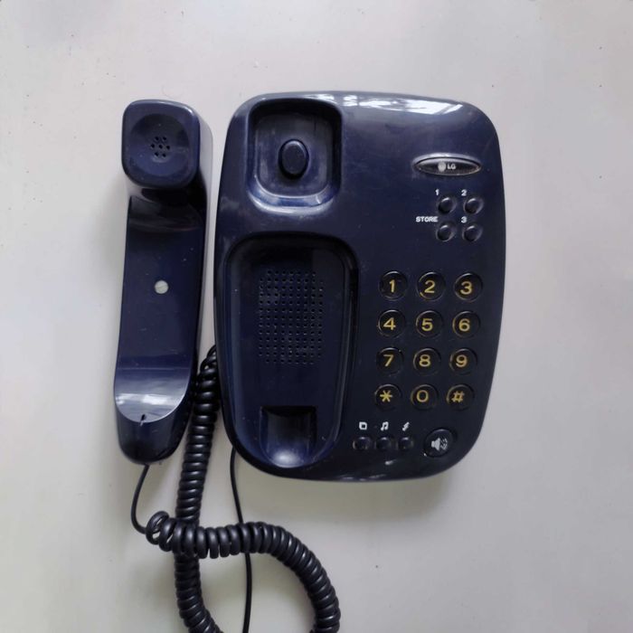 Телефонный аппарат LG в рабочем состоянии