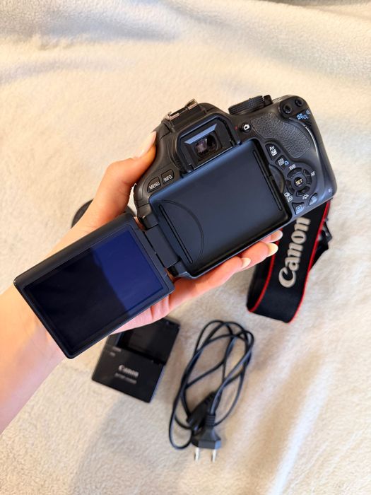 Canon 600D (Rebel T3i) + об'єктив 18-55mm IS II. Хороший стан