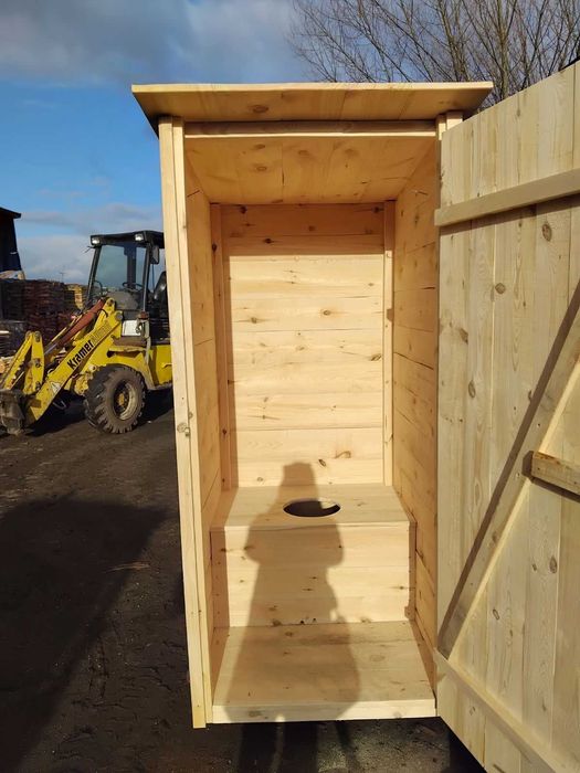 Toaleta drewniana, wychodek.