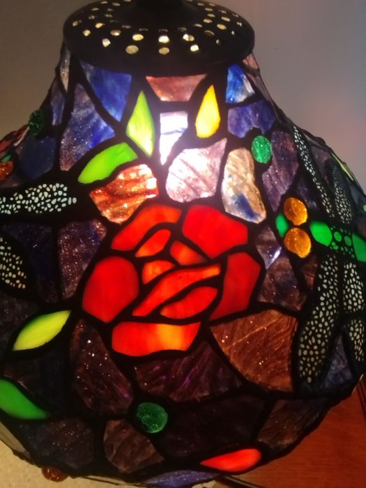 Lampa witrażowa w stylu Tiffany – róże i ważka – piękna dekoracja