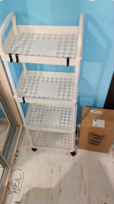 Полички на колесах , етажерка , стелаж.